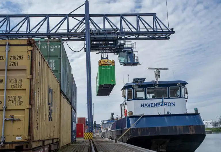 Containertransport over het water